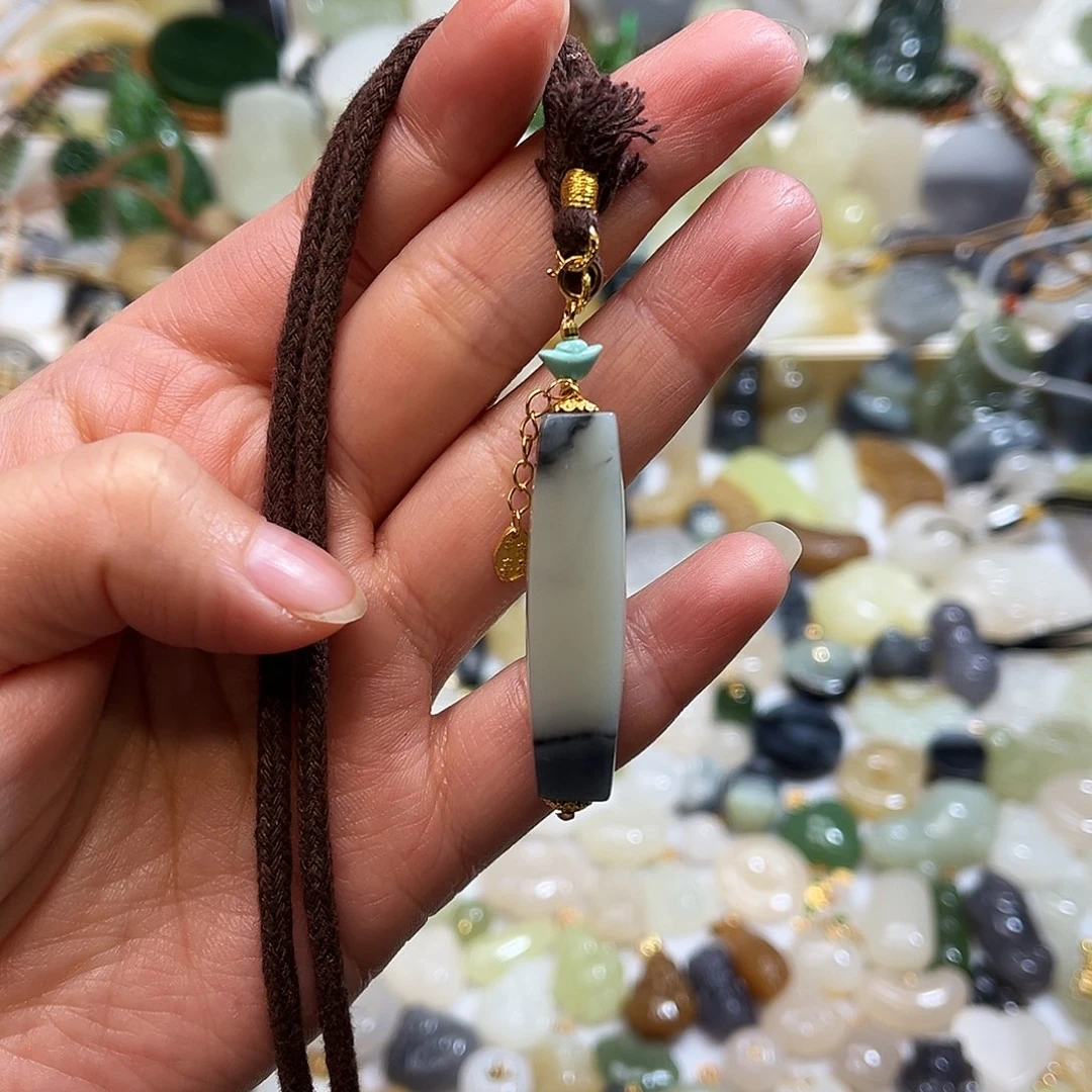 和田玉未镶嵌吊坠(赠链)