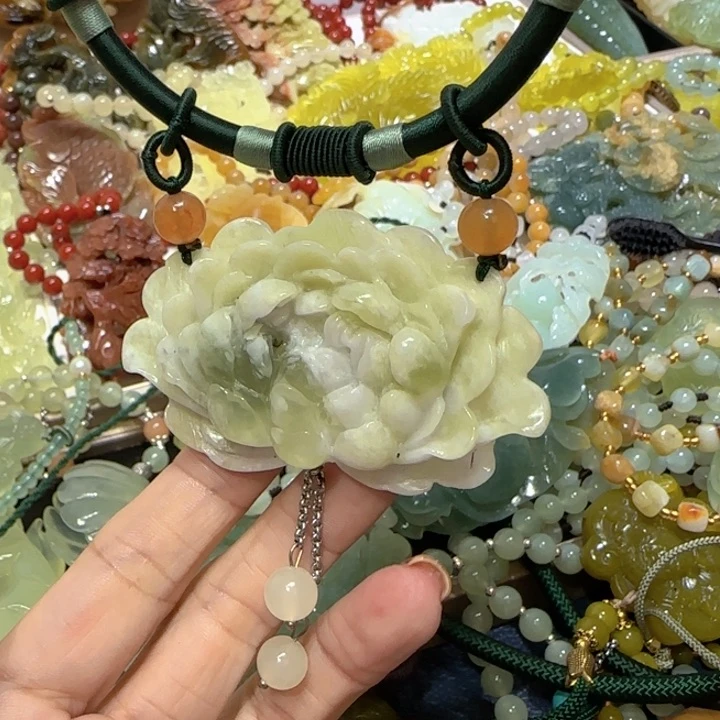 未镶嵌蛇纹石玉吊坠