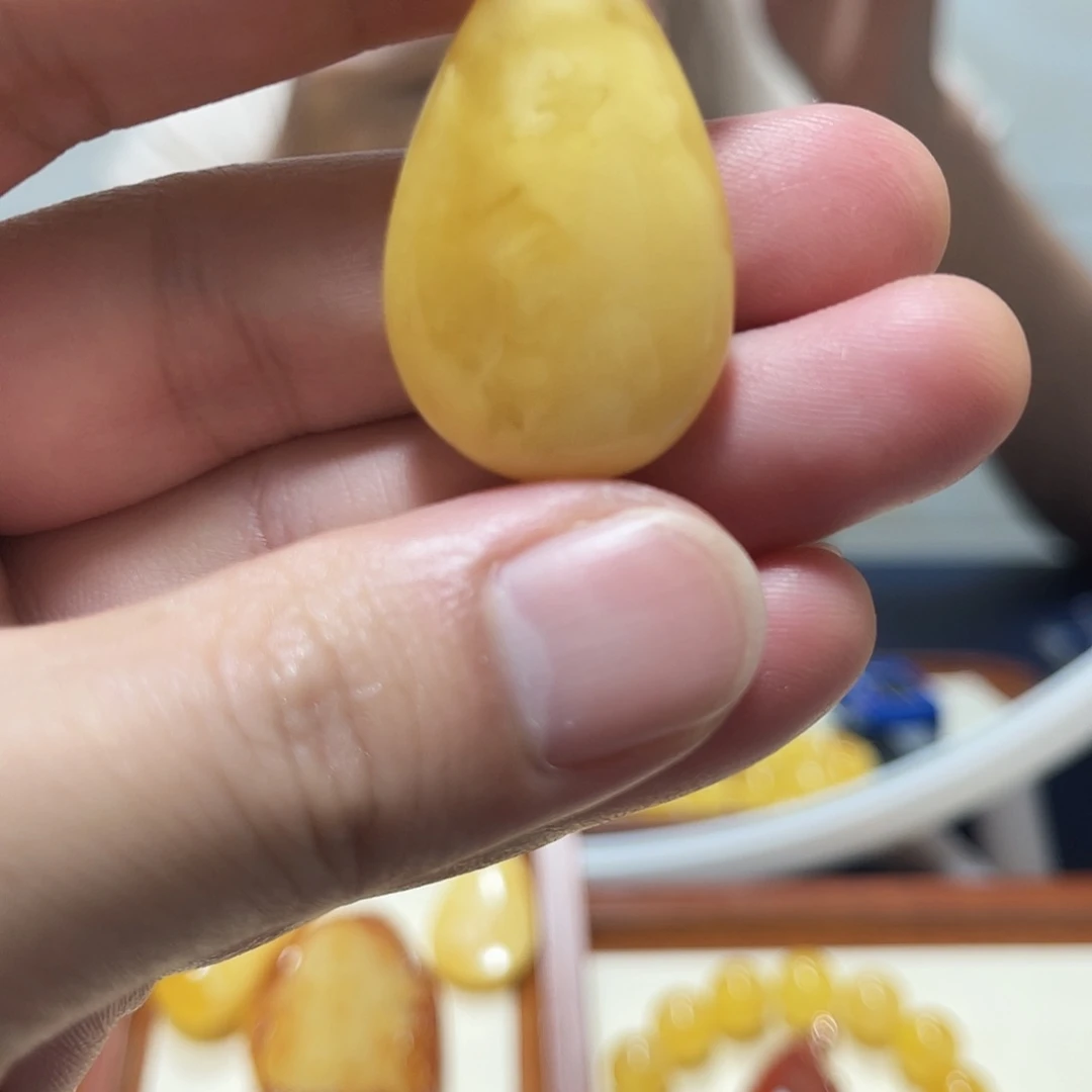 裸石琥珀未镶嵌成品