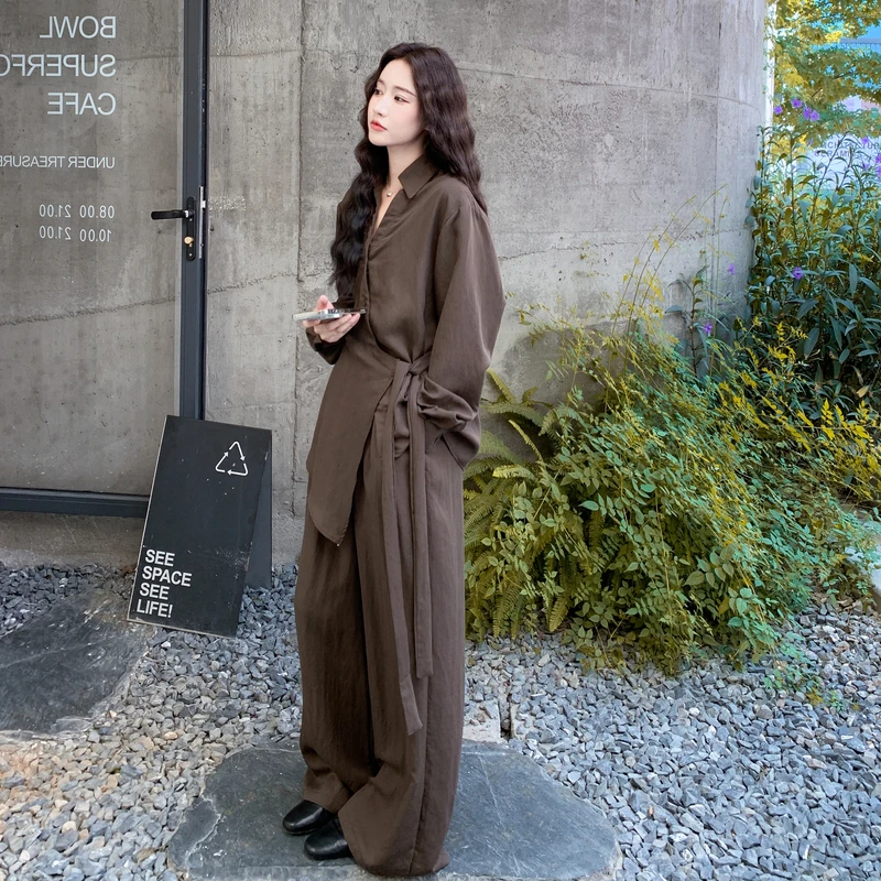 咖啡色松弛慵懒风套装女2025早秋新款不规则系带衬衫阔腿裤两件套