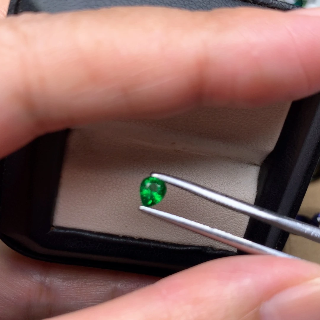 石榴石（沙弗莱）裸石一粒未镶嵌