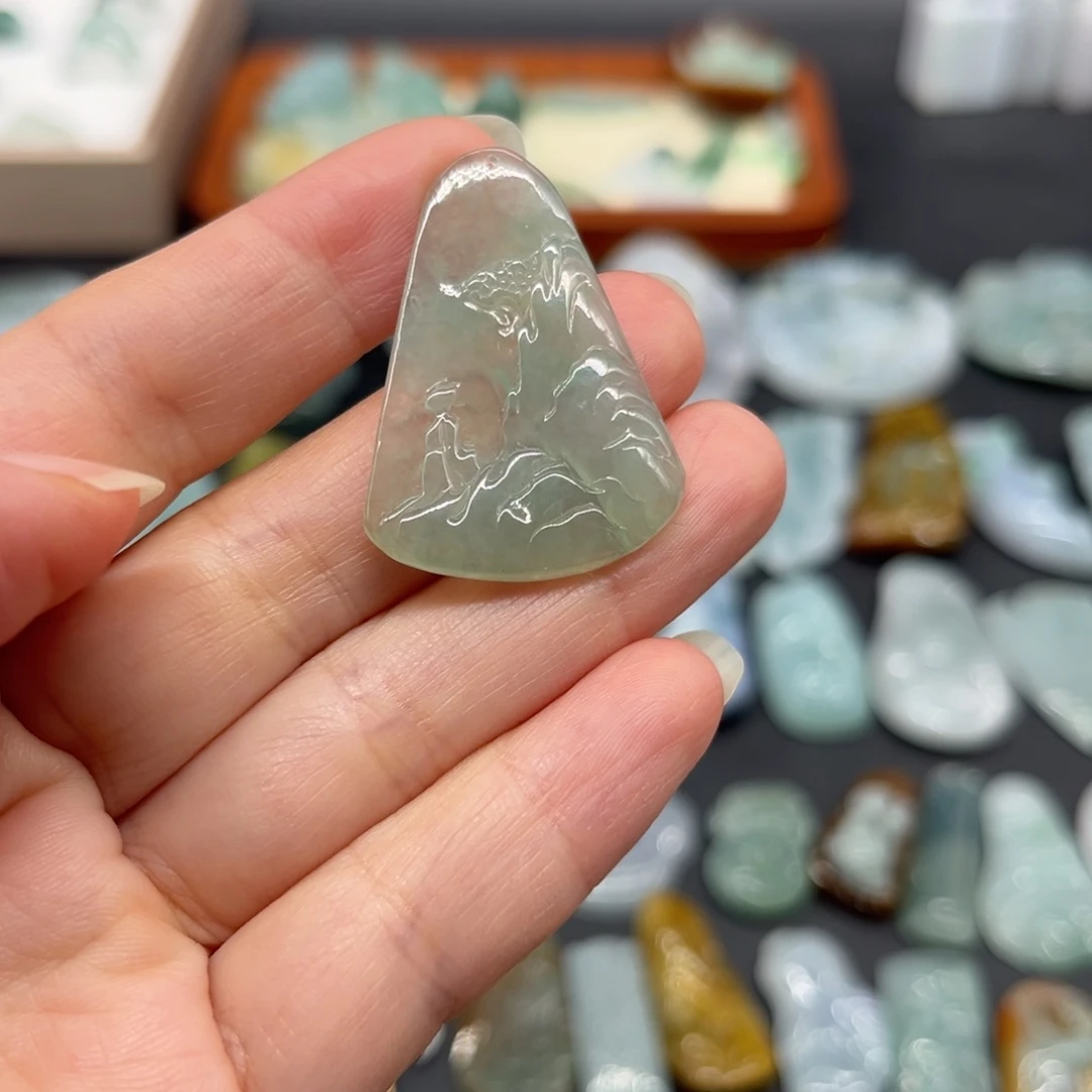 翡翠未镶嵌颈饰山水