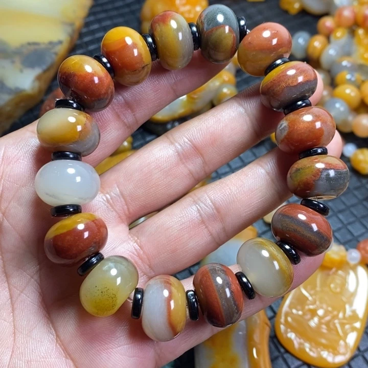 石英质玉（黄龙玉）未镶嵌颈饰