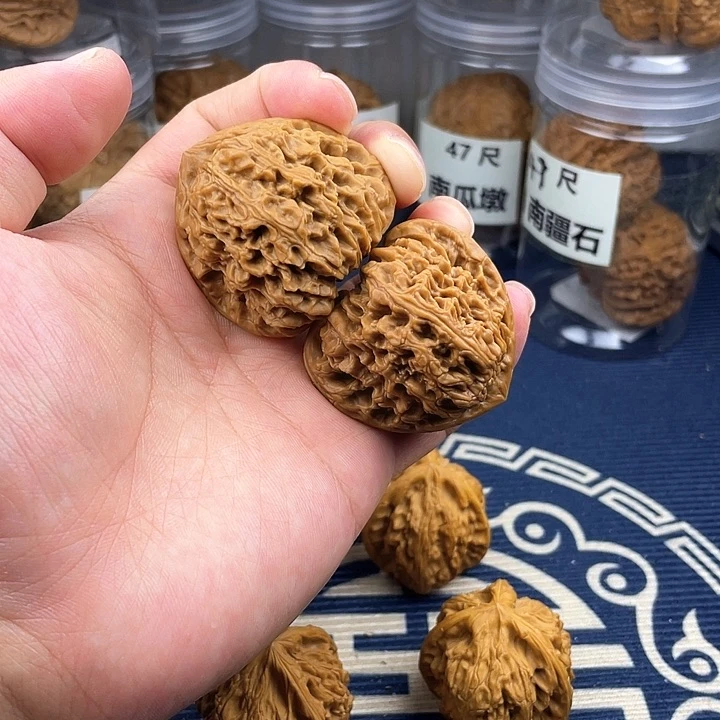 文玩核桃吊坠43三角疆