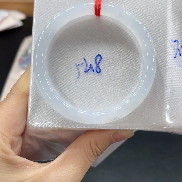 翡翠手镯未镶嵌翡翠