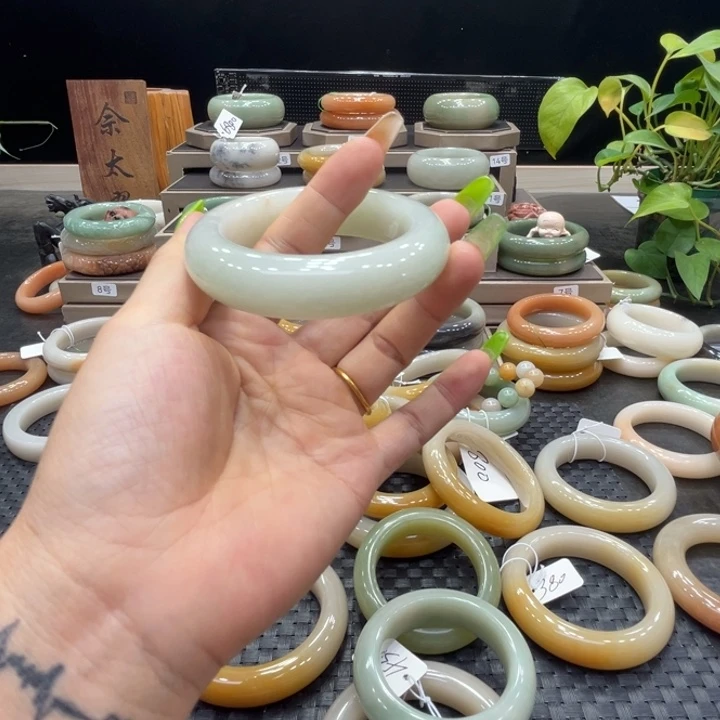 陳***浪石英质玉手镯未镶嵌