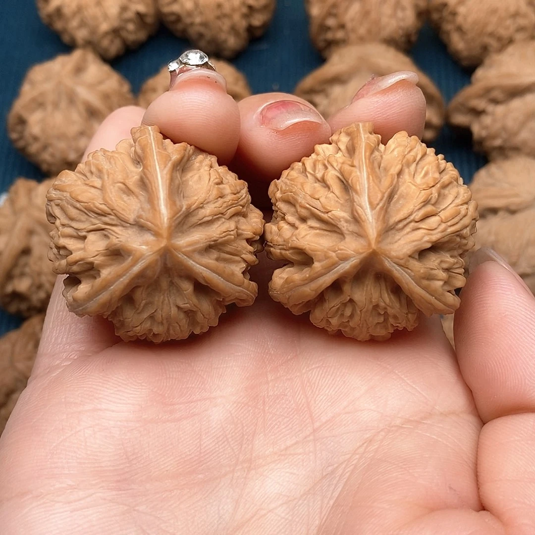 文玩核桃吊坠玉龙