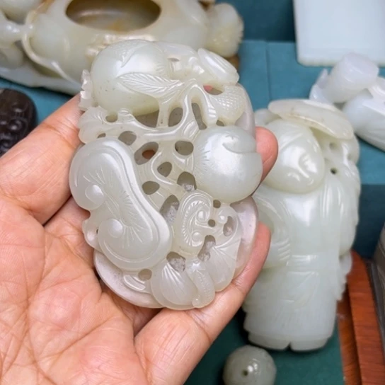 冯***二和田玉未镶嵌颈饰