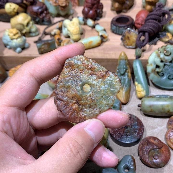 未镶嵌岫岩河磨玉（透闪石质玉）把件