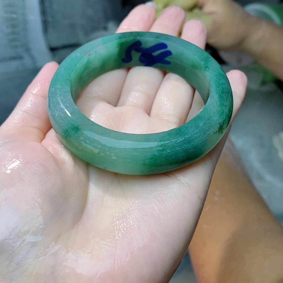 拥***有石英质玉（非洲翠）手镯未镶嵌定制