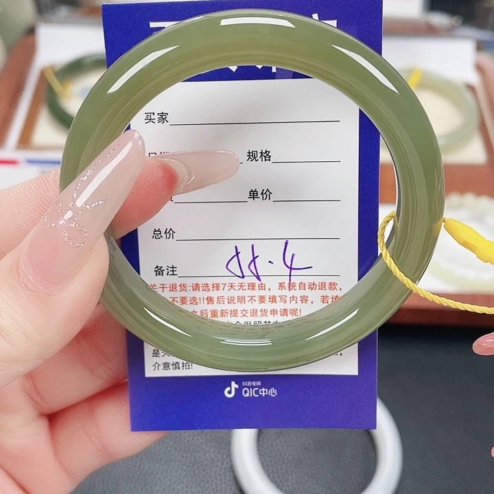 h***d和田玉未镶嵌手镯