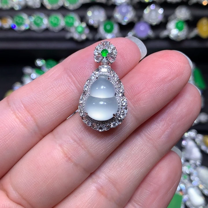 翡翠18K金镶嵌颈饰葫芦