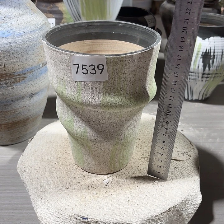 摆件高18，口13，7539，有孔