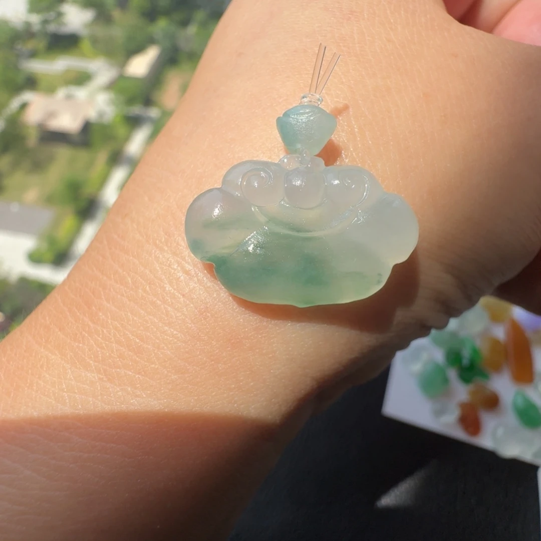 定制翡翠未镶嵌冰种飘花如意锁