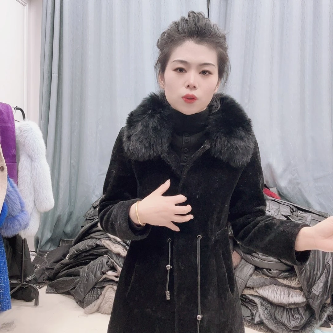 皮草搭配黑色西装和