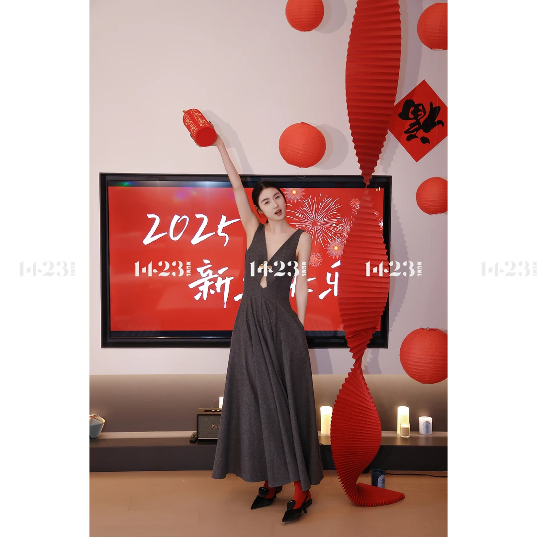 1423【邂逅优雅】宴会party立体掐腰显穿搭瘦深V领连衣裙含胸针