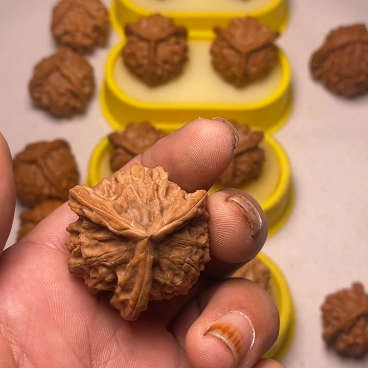 我***着把件文玩核桃盘山三棱