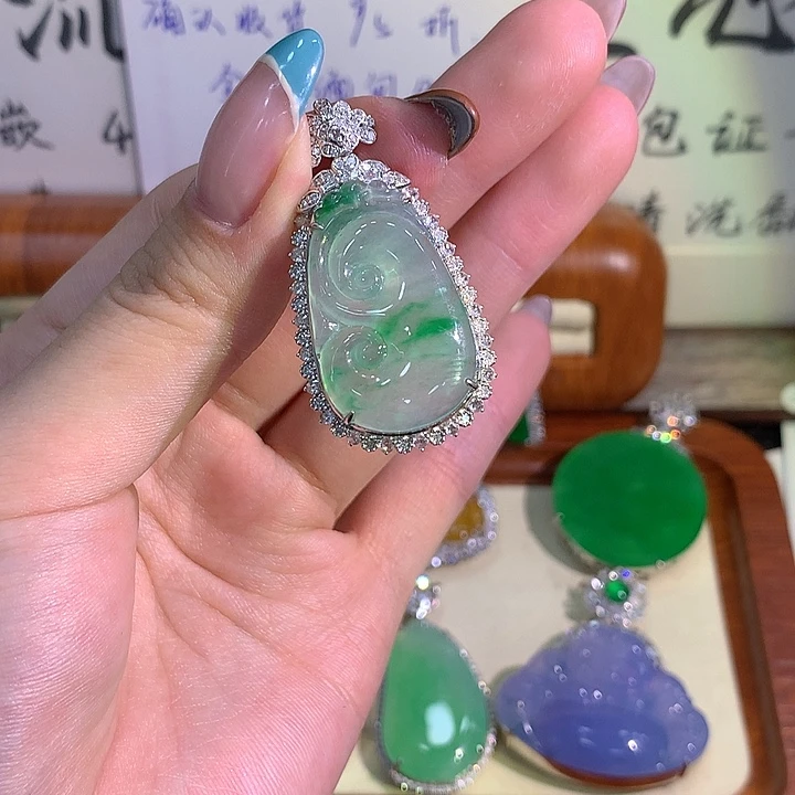 颈饰18K金镶嵌翡翠