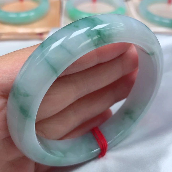 翡翠手镯未镶嵌冰胶蓝花