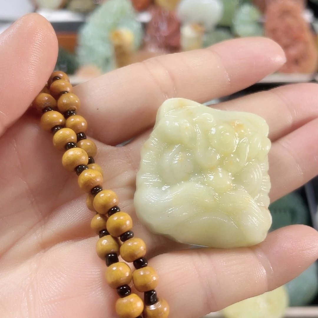 蛇纹石玉颈饰未镶嵌
