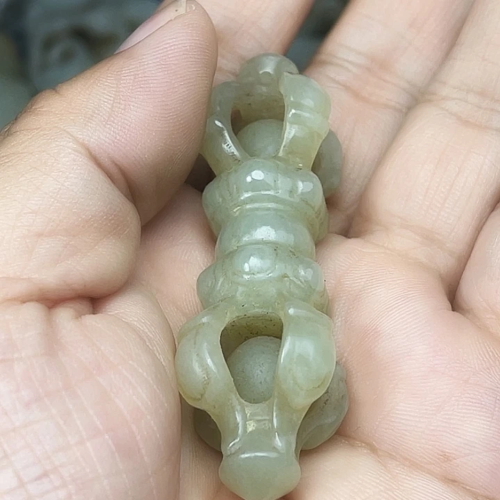 成***功和田玉（青白玉）未镶嵌颈饰