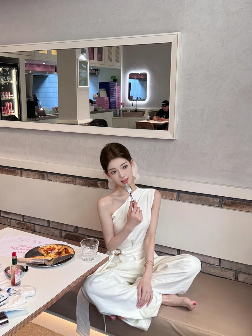 2025新款夏季高级感独特漂亮气质名媛小香风白色斜肩上衣裤子套装