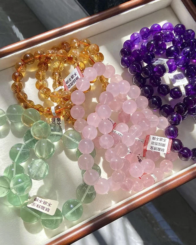 粉红色中性拼色白色女极简风珠宝时尚