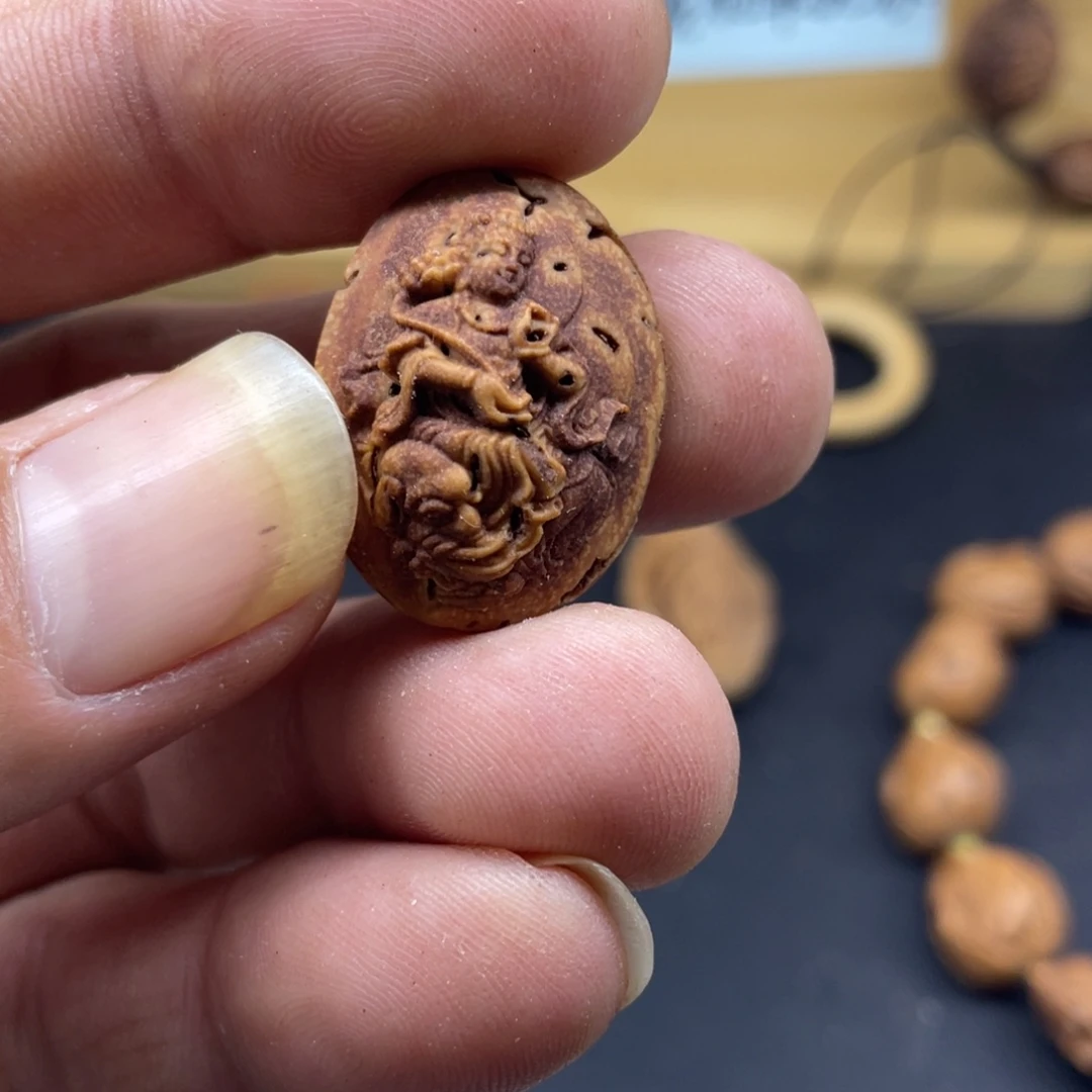 桃核雕刻普贤菩萨有纹路