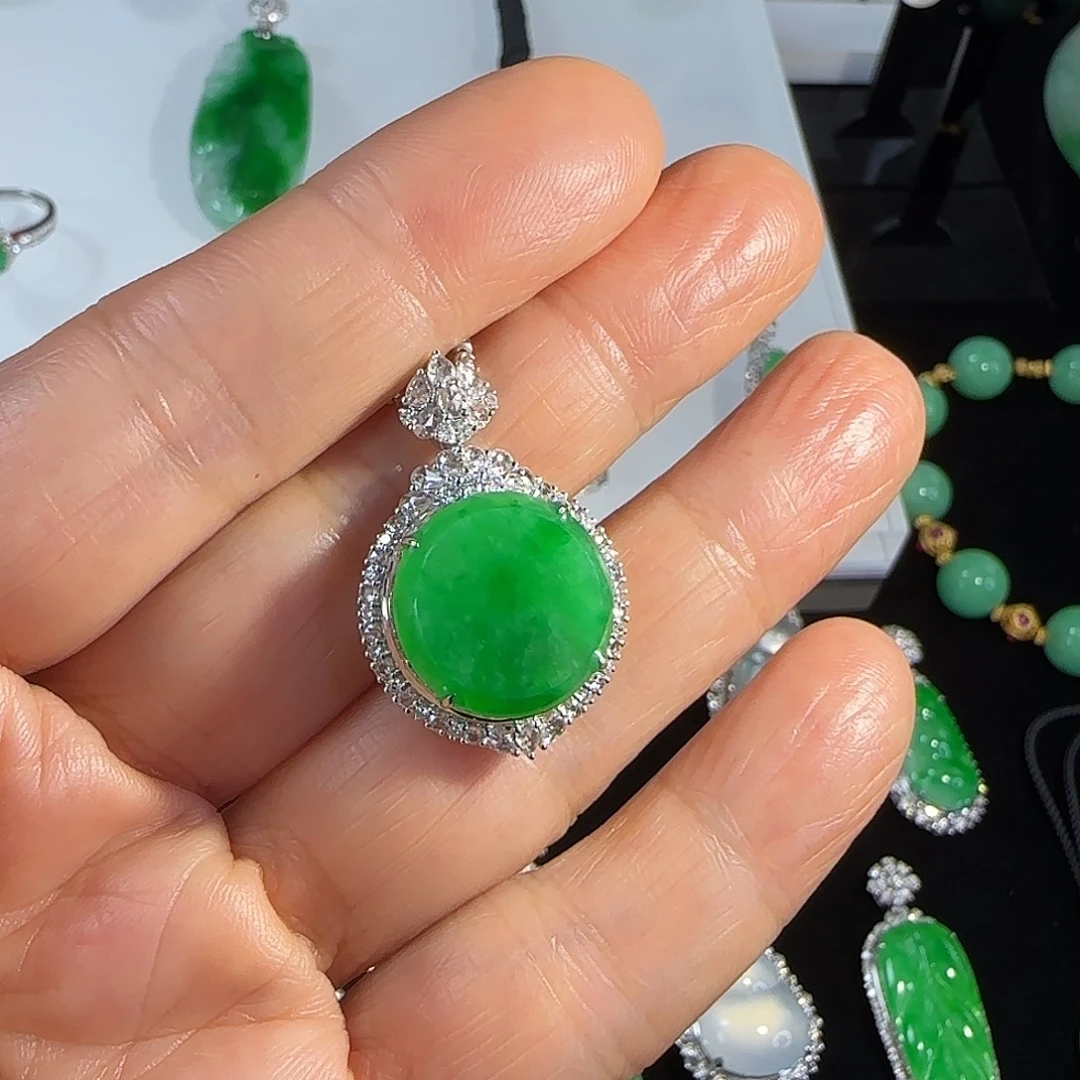 翡翠18K金镶嵌颈饰