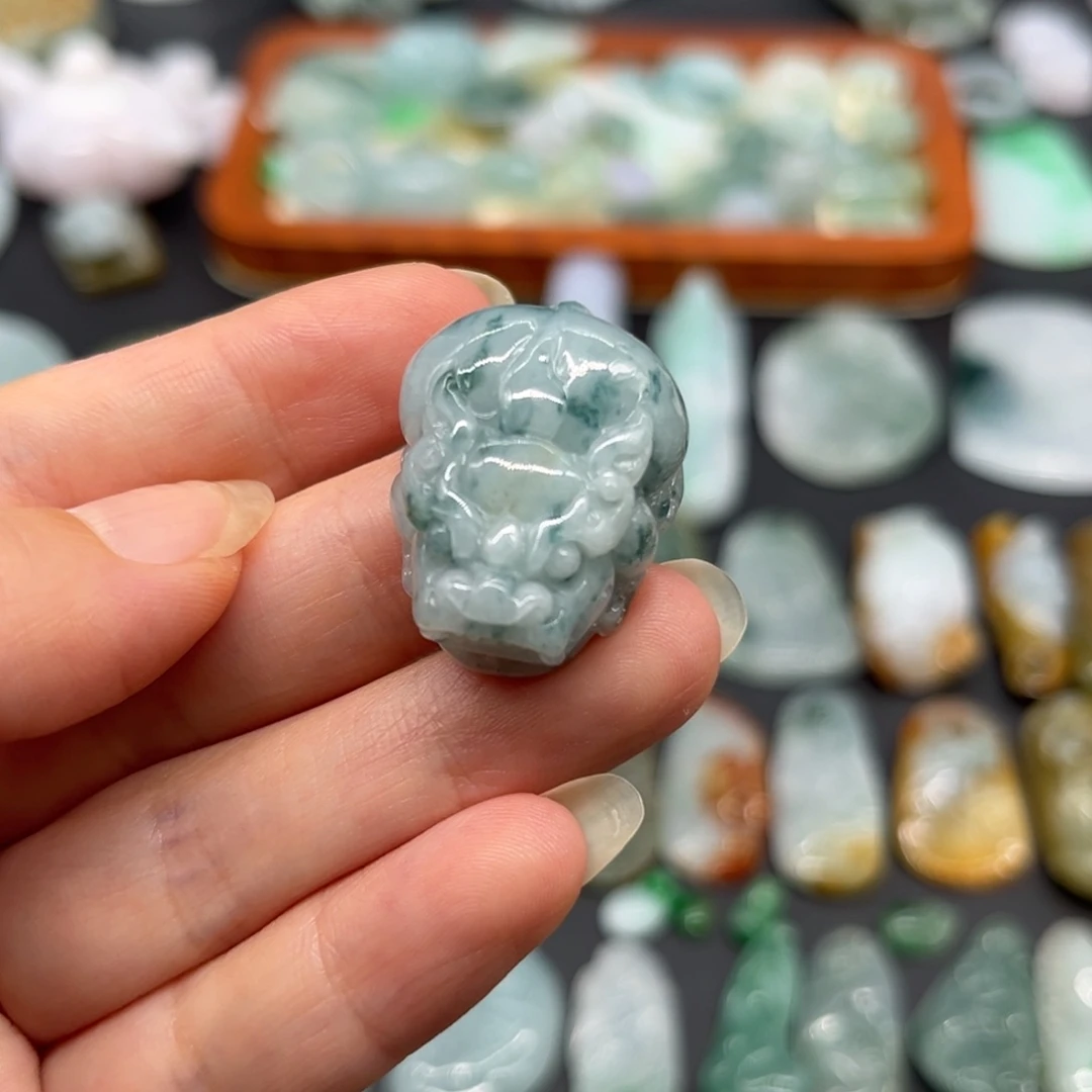 翡翠未镶嵌颈饰貔貅