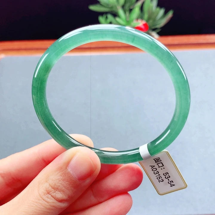 未镶嵌手镯翡翠圆镯