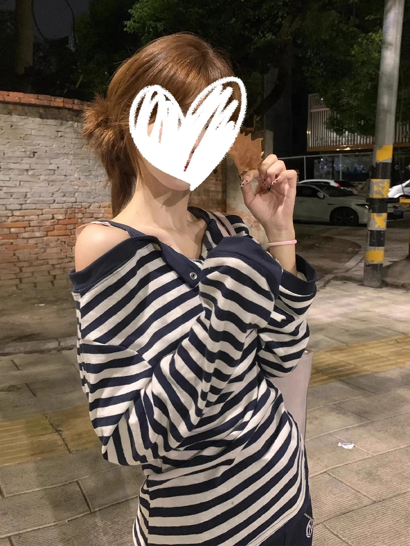 韩系穿搭甜辣风假两件条纹一字肩长袖t恤女早秋季设计感露肩上衣