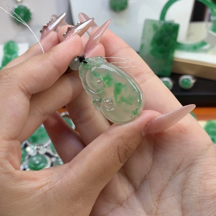 石英质玉（非洲翠）未镶嵌颈饰AB