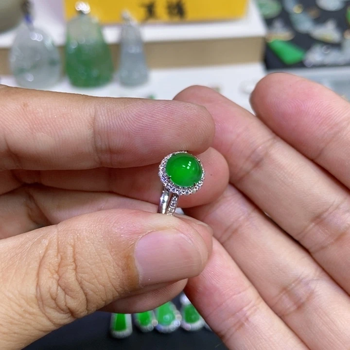 鹿***呀颈饰18K金镶嵌翡翠戒指