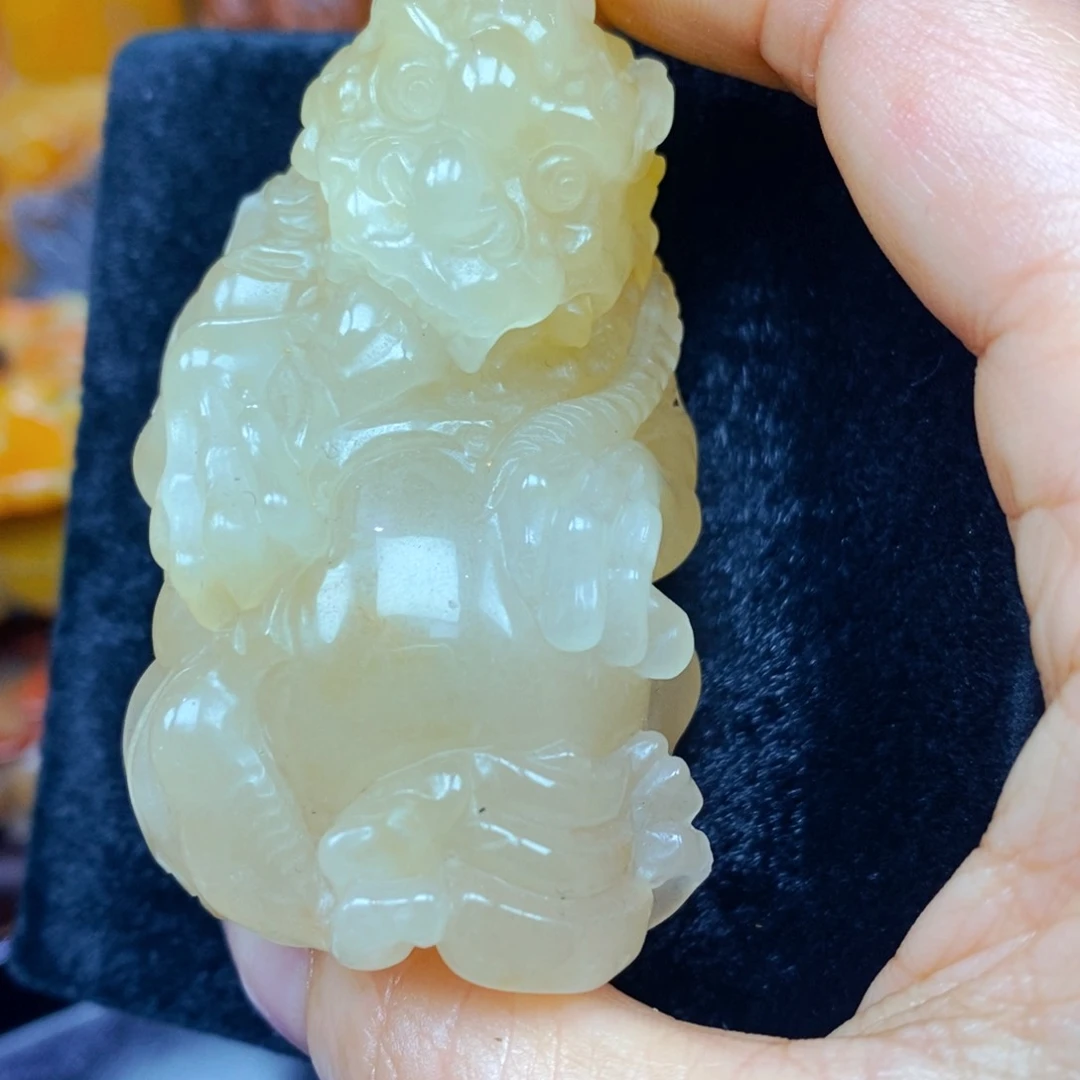 未镶嵌石英质玉（黄龙玉）颈饰