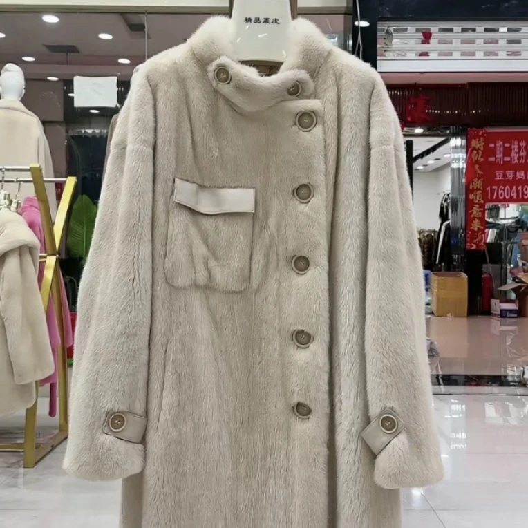米黄色长款貂皮外套