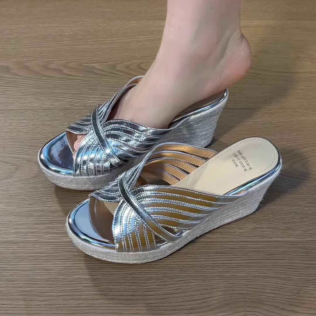 2025年夏季草编麻底厚底细带拼接坡跟女士凉拖鞋小个子露趾半拖鞋