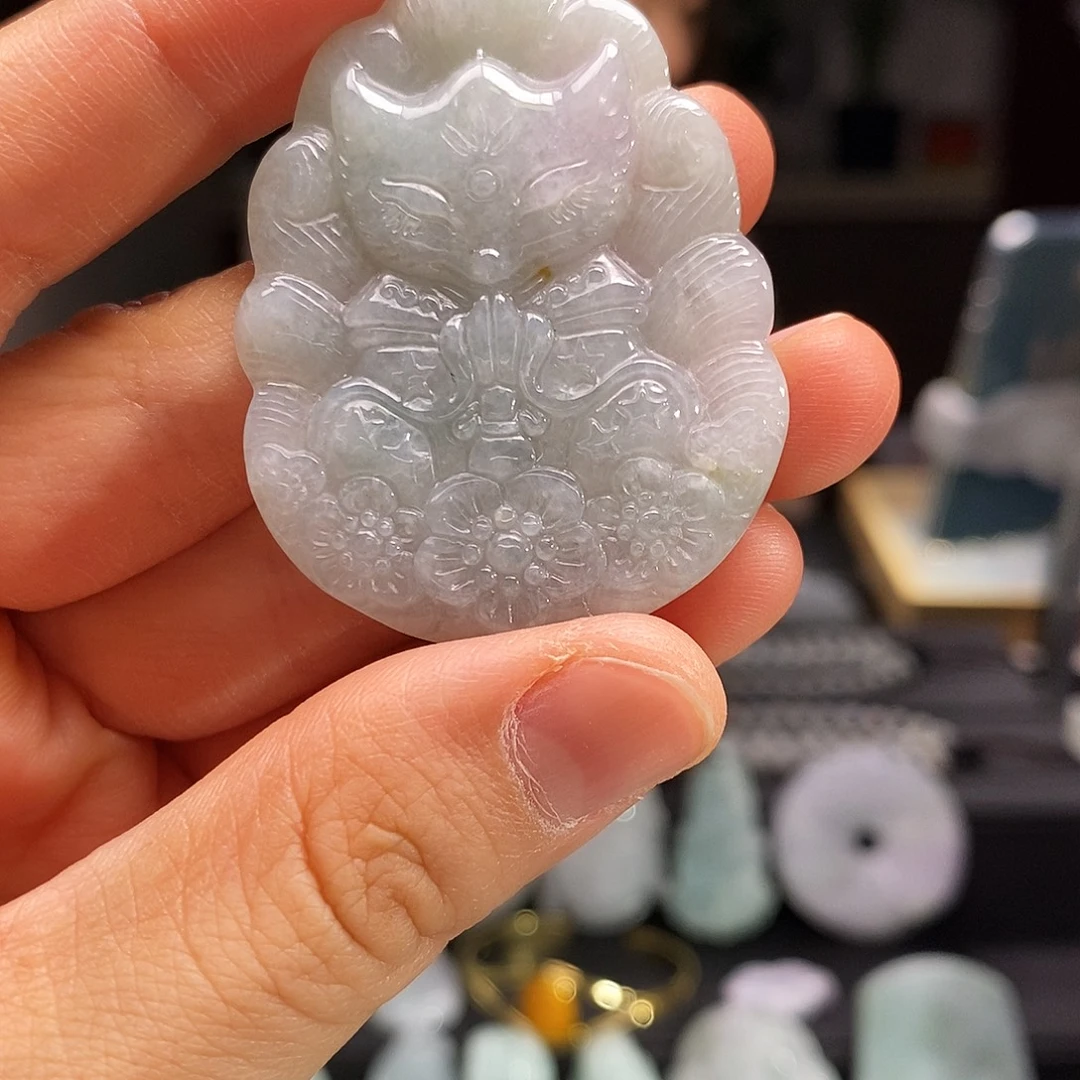 翡翠未镶嵌颈饰狐狸