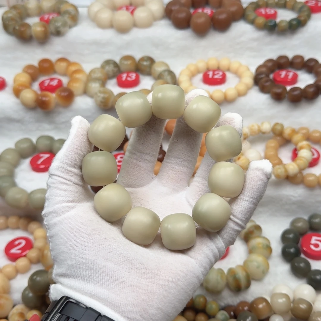 雪***狸白玉菩提吊坠卡23手工干磨茉莉奶绿