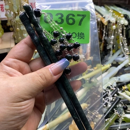 幸***着蛇纹石玉未镶嵌发簪