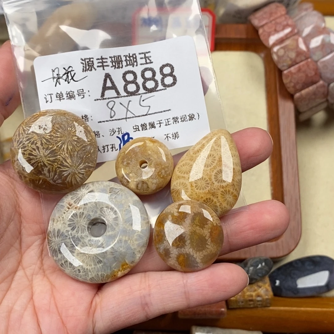 一****硅化玉未镶嵌颈饰