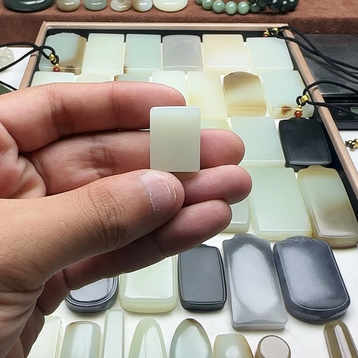 妤***和田玉未镶嵌颈饰