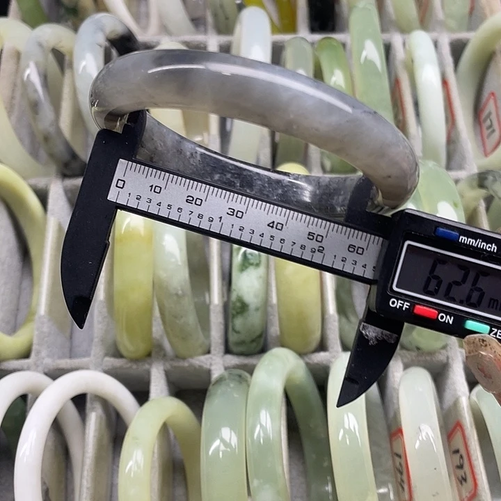 蛇纹石玉未镶嵌手镯189