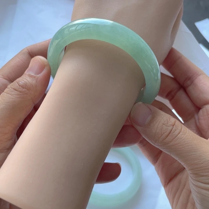 翡翠未镶嵌手镯翡翠手镯贵妃