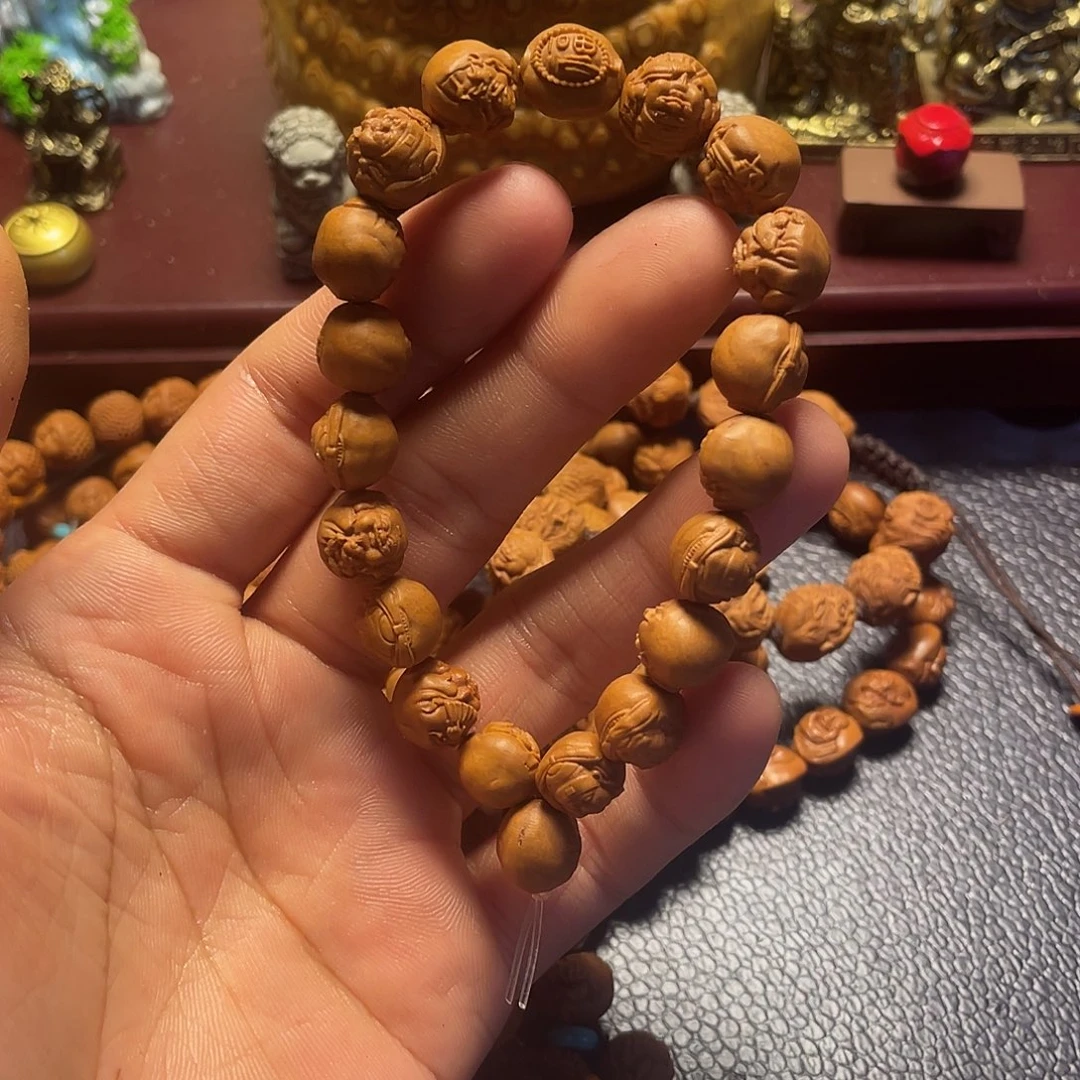 龙纹桃核雕刻横财神