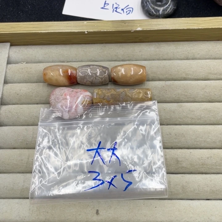 大***大颈饰合金硅化珊瑚（珊瑚玉）