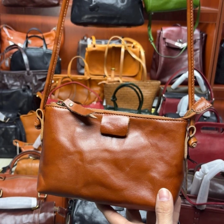 头层牛皮黄棕色斜挎包