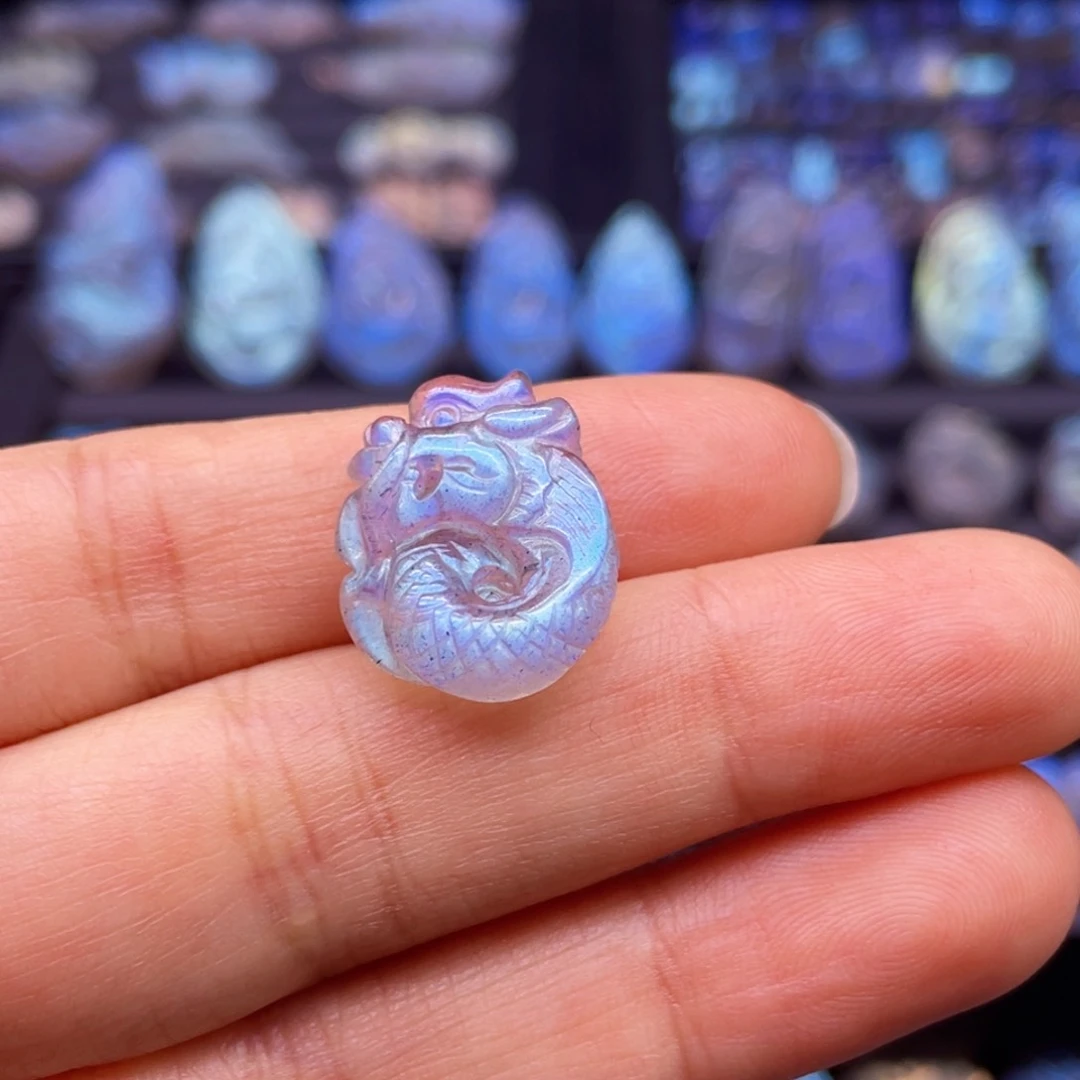 长石裸石明****踪龙扣雕刻件