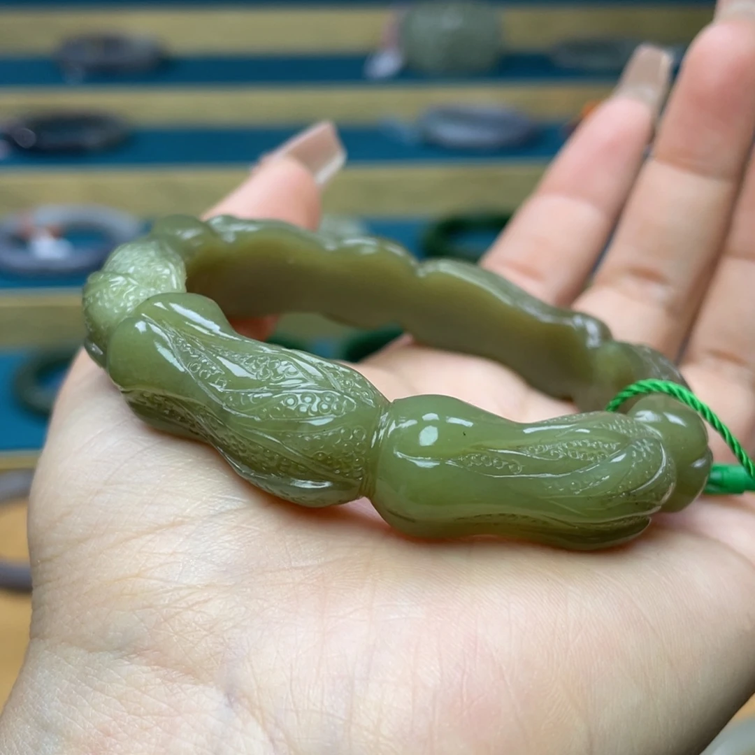 和田玉手镯59+圈口。编号53未镶嵌