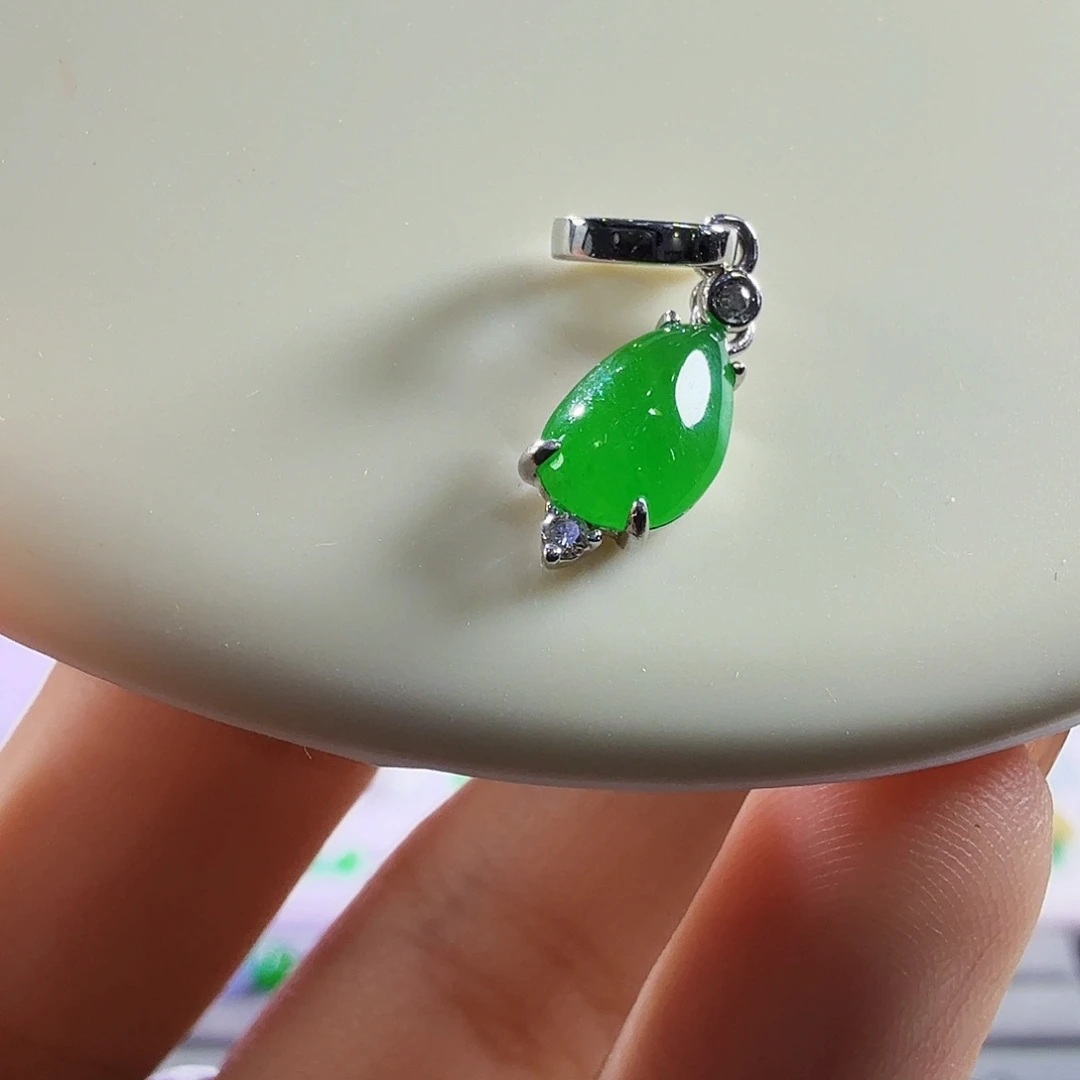 翡翠18K金镶嵌颈饰滴流